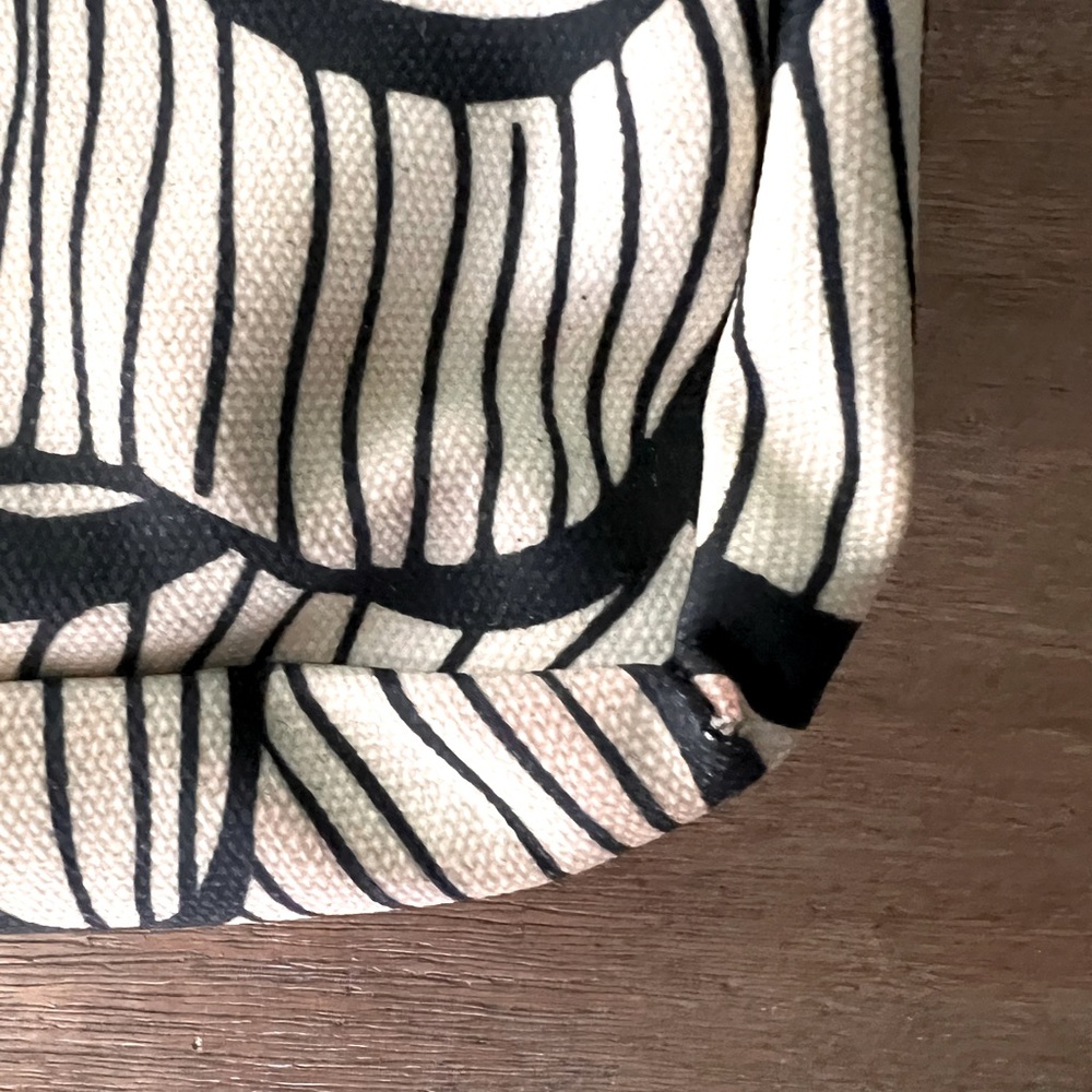 Good conditionPetunia Pickle Bottom PBB Crossbody Clutch (discontinued model) - Picture 6 of 9